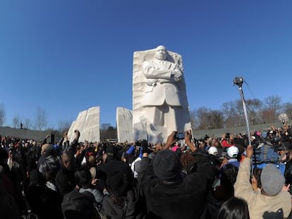 Gente se congrega ante el monumento en Washington al reverendo Martin Luther King. 