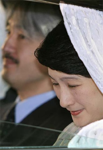 La princesa Kiko, acompañada de su esposo, el príncipe Akishino, al llegar al hospital donde nacerá su hijo.