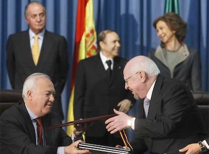 Los Reyes de España acompañados por el presidente Buteflika, presencian la firma de varios acuerdos bilaterales sobre transporte aéreo, lucha contra la contaminación marina, salvamento marítimo y eliminación de visados para diplomáticos, que realizan el ministro de Asuntos Exteriores, Miguel Angel Moratinos y su homólogo argelino Mohamed Bedjaouni, momentos antes del almuerzo que el presidente Buteflika ha ofrecido a los Reyes en el Palacio El Mouradia.