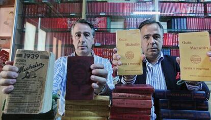 Juan Cancela (izquierda) con su hermano el coleccionista Antonio José Cancela en su almacén de Carballo.