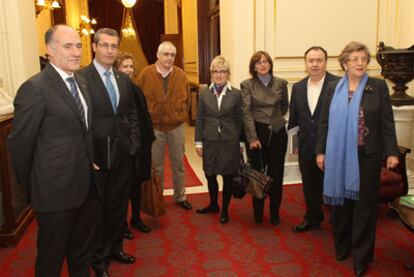 Blanca Urgell (tercera por la derecha), el rector de la UPV, Iñaki Goirizelaia, y el diputado general, Markel Olano (primero y segundo por la izquierda, respectivamente), ayer antes de presentar las <i>Obras Completas</i> de Koldo Mitxelena.