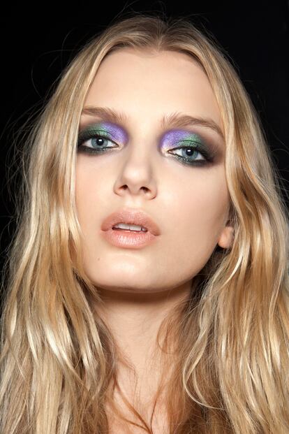 En el desfile de Roberto Cavalli también han maquillado los ojos con esta combinación tan colorida.