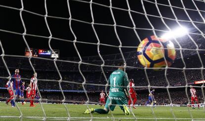 Luis Suárez marca el segundo gol.