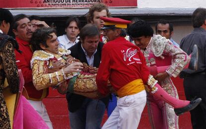José Tomás, muy debilitado por la pérdida de sangre tras ser corneado por <i>Navegante</i>.