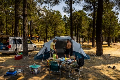 Una familia disfruta de las vacaciones de verano en el camping 'El Calonge' en Lastras de Cuéllar (Segovia).