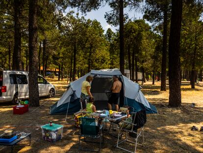 Una familia disfruta de las vacaciones de verano en el camping 'El Calonge' en Lastras de Cuéllar (Segovia).