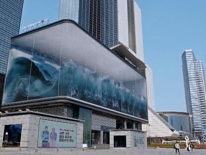 La ola hiperrealista que rompe dentro de un edificio en Seúl