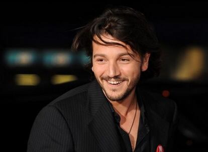 Diego Luna dice que el convertirse en padre le ha simplificado la vida. "Todo es mucho más fácil ahora", ha explicado el actor mexicano durante una rueda de prensa en que presentaba su nueva película, <i>Milk</i>, en Beverly Hills. Al referirse a su pequeño Jerónimo, de sólo 11 semanas de edad, Luna ha dicho: "Hay una sola razón para estar aquí y es hacer a alguien feliz. Es todo lo que necesita, tan simple como eso". El actor, de 28 años, reconoce que lo único que le importa, hoy por hoy, es la opinión de su hijo: "Él es el único que podrá juzgarme de ahora en adelante".