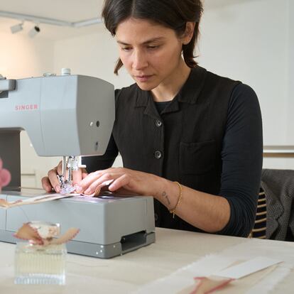 Una rosa, un bordado y un perfume: la fragancia de la temporada es un ramo de flores y destellos de sol