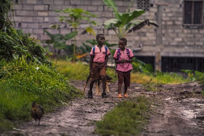 "He intentado mostrar cómo llegan los niños de [la ciudad de] Rebola al colegio porque considero la formación y la educación prioritarios para una sociedad. El tema resulta curioso para mí ya que, remontándome a mi infancia, los niños menores de 11 años apenas iban a la escuela, mientras que ahora comienzan a recibir educación desde los dos", dice el autor de la foto, Antonio Lola. 