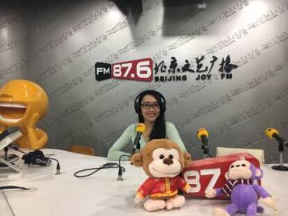 Wendy Wang durante una entrevista radiofónica