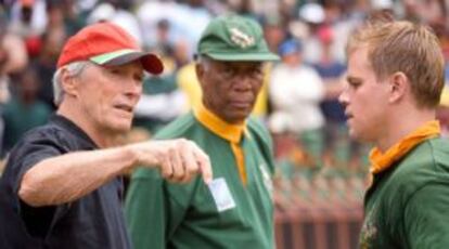 Clint Eastwood, a la izquierda, junto a Morgan Freeman y Matt Damon, durante el rodaje de la película 'Invictus'.