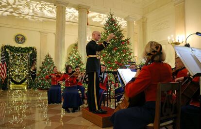 La Banda Marina de los Estados Unidos toca durante la presentación de la decoración navideña.