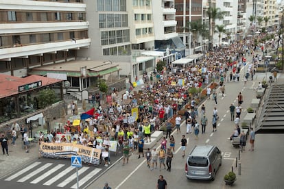 Centenares de personas participan en la manifestación contra la masificación turística en Lanzarote, este sábado. 