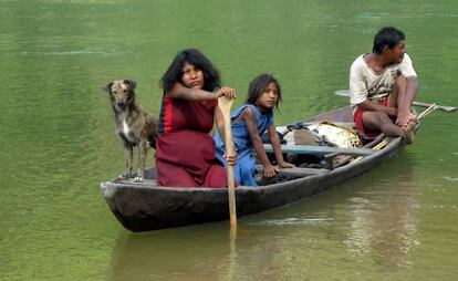 Una familia de la tribu pirahã.