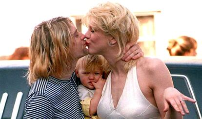 Kurt Cobain y Courtney Love, con su hija, en una imagen de 1993.