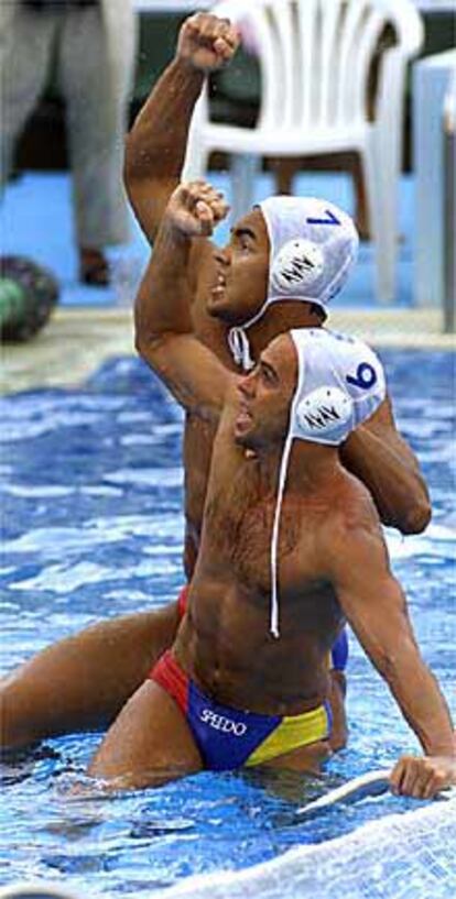 Dos de los jugadores de la selección de waterpolo celebran el triunfo de España en el Mundial de Fukuoka.