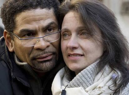 Debbie Purdey con su marido, Omar Puente, a la salida del Tribunal Supremo británico esta mañana