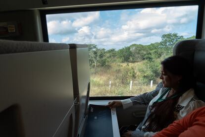 Una pasajera durante el primer viaje del Tren Maya, en el tramo Campeche-Cancún.
