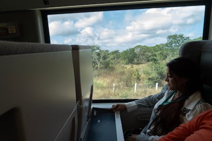 Una pasajera durante el primer viaje del Tren Maya, en el tramo Campeche-Cancún.
