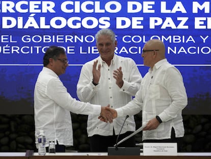 Miguel Díaz-Canel aplaude mientras Gustavo Petro (a la izquierda) y Antonio García se dan la mano durante una mesa de diálogo en La Habana, este viernes.