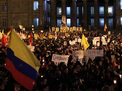 Miles de personas protestan contra el asesinato de líderes sociales, en Bogotá.