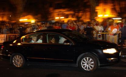 El coche de L&oacute;pez Jaraba abandona la sede del consejo de RTVV entre las protestas de los trabajadores la noche que se aprob&oacute; el ERE. 