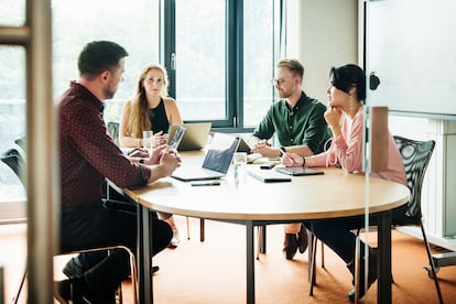 Cuatro personas reunidas en una empresa