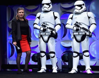 A sus casi 60 años, Carrie Fisher vuelve a encarnar el papel de ‘Star Wars’ que la encumbró y encasilló. La actriz logró superar sus adicciones rebuscando en sus memorias