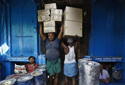 Trabajadores en un mercado mayorista de Calcuta, India.