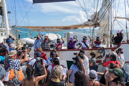 comitiva zapatista se despide al salir rumbo a Europa, en el muelle de Isla Mujeres, Quintana Roo