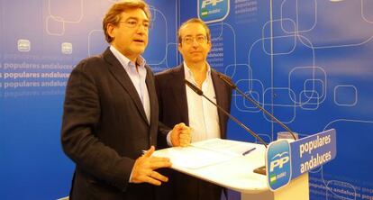 Los populares Rafael Carmona y Rafael Salas, este domingo en Sevilla.