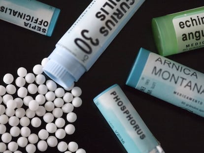 Medicamentos homeopáticos en gránulos.