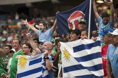 Aficionados uruguayos durante el partido.