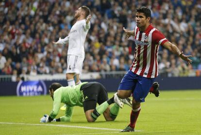 Diego Costa celebra el gol de la victoria del Atlético en el Bernabéu (0-1) en la 7ª jornada de la Liga 2013-2014 en el primer derbi de Ancelotti en el banquillo del Madrid.