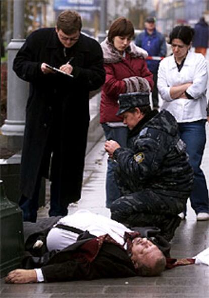 Un policía ruso, junto al cadáver de Tsvetkov, en el centro de Moscú.