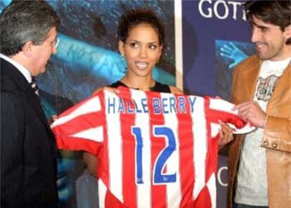 Halle Berry recibe la camiseta del Atlético de Madrid con el número 12.