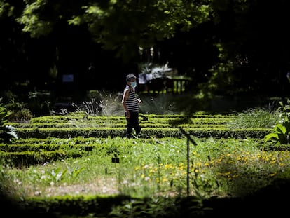 Una mujer con mascarilla visita el Real Jardín Botánico de Madrid en su reapertura tras el confinamiento de la primavera de 2020.