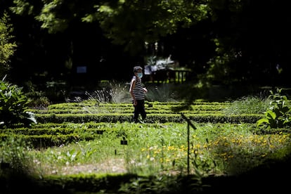 Una mujer con mascarilla visita el Real Jardín Botánico de Madrid en su reapertura tras el confinamiento de la primavera de 2020.