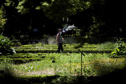 Una mujer con mascarilla visita el Real Jardín Botánico de Madrid en su reapertura tras el confinamiento de la primavera de 2020.