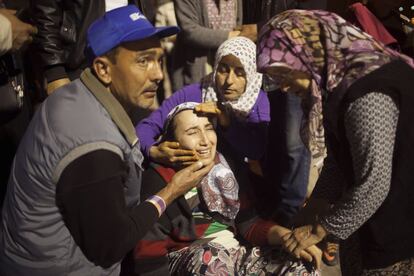 Una mujer muestra su dolor en el exterior de la mina en Soma (Turquía).