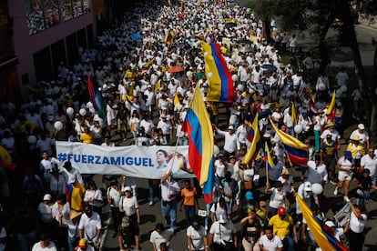 Personas marchan por la salud del candidato Miguel Uribe, en Cali, Colombia.