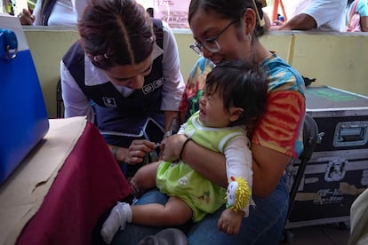 Una niña es vacunada en Ciudad de México, en abril.