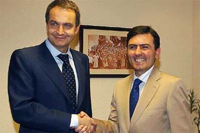 El presidente, José Luis Rodríguez Zapatero, saluda al secretario general del PSOE de Murcia, Pedro Saura.