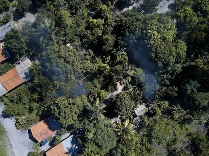 Vista aérea de la comunidad de Sururacá donde pueden apreciarse dos columnas de humo provenientes de vecinos que queman basura al final de la semana. 