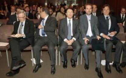 El secretario general de la Organización Mundial de Turismo (OMT), Taleb Rifai (c), el vicepresidente de Exceltur y covicepresidente de la cadena Sol Melia, Sebastián Escarrer (2d) y los alcaldes de Barcelona, Xavier Trias (i), Sevilla, Juan Ignacio Zoido (2i) y Palma de Mallorca, Mateo Isern, durante la jornada organizada en Madrid por Exceltur bajo el título "El turismo: Motor estratégico para el desarrollo local".