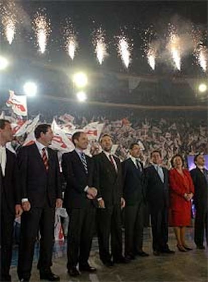 Valencia es, desde hace años, una de las citas más importantes del PP, con mítines multitudinarios en su plaza de toros. Esta noche Mariano Rajoy ha estado rodeado de algunos miembros del Gobierno y de la Comunidad Autónoma de Valencia. Los fuegos artificiales no han faltado en esta cita.