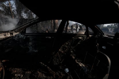 Un auto quemado en la región central de Valparaíso luego de los incendios de la madrugada de éste sábado.

