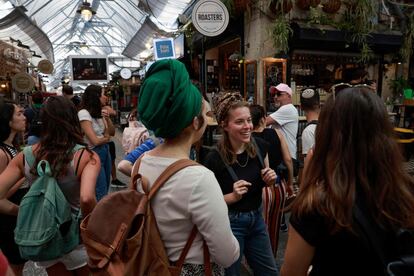 Un grupo de jóvenes en un mercado de Jerusalén, este domingo. El certificado vacunal o pase verde es la principal herramienta con la que cuentan los responsables de la salud pública. Este salvoconducto digital permite a los inmunizados acceder a hoteles, instalaciones deportivas, auditorios culturales o al interior de bares, restaurantes y salas de fiestas.