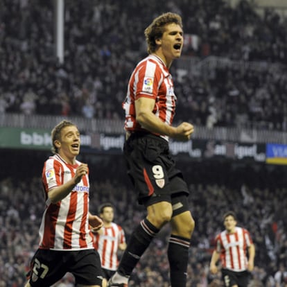 Llorente celebra un gol ante el Xerez con Muniain detrás.